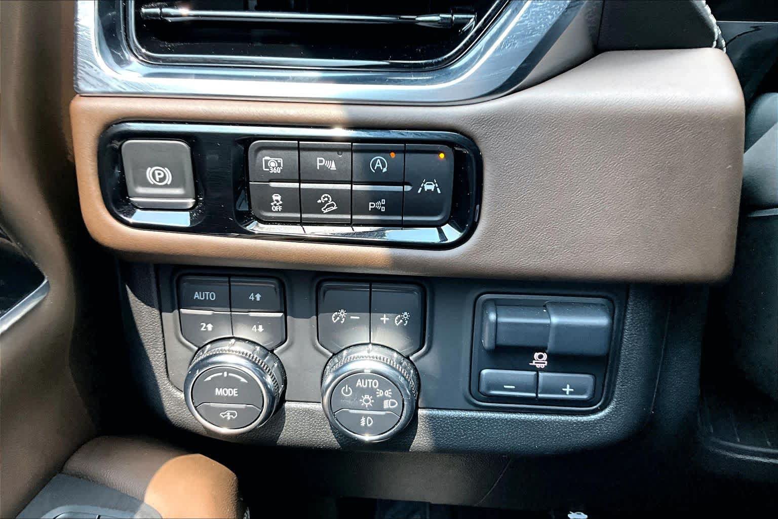 Used 2025 GMC Yukon XL Denali Ultimate AWD/4WD image 32