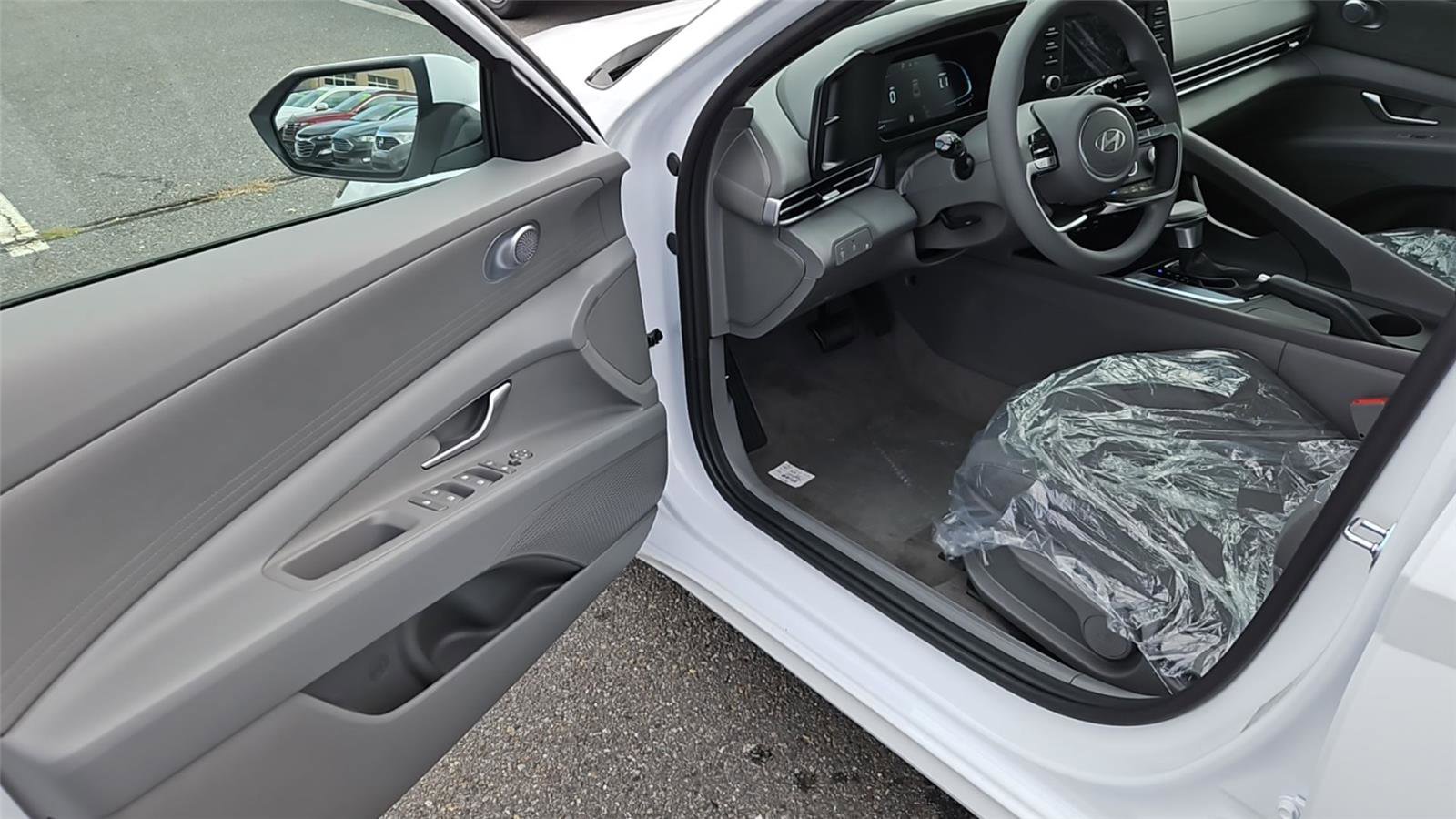 New 2025 Hyundai Elantra SE image 9