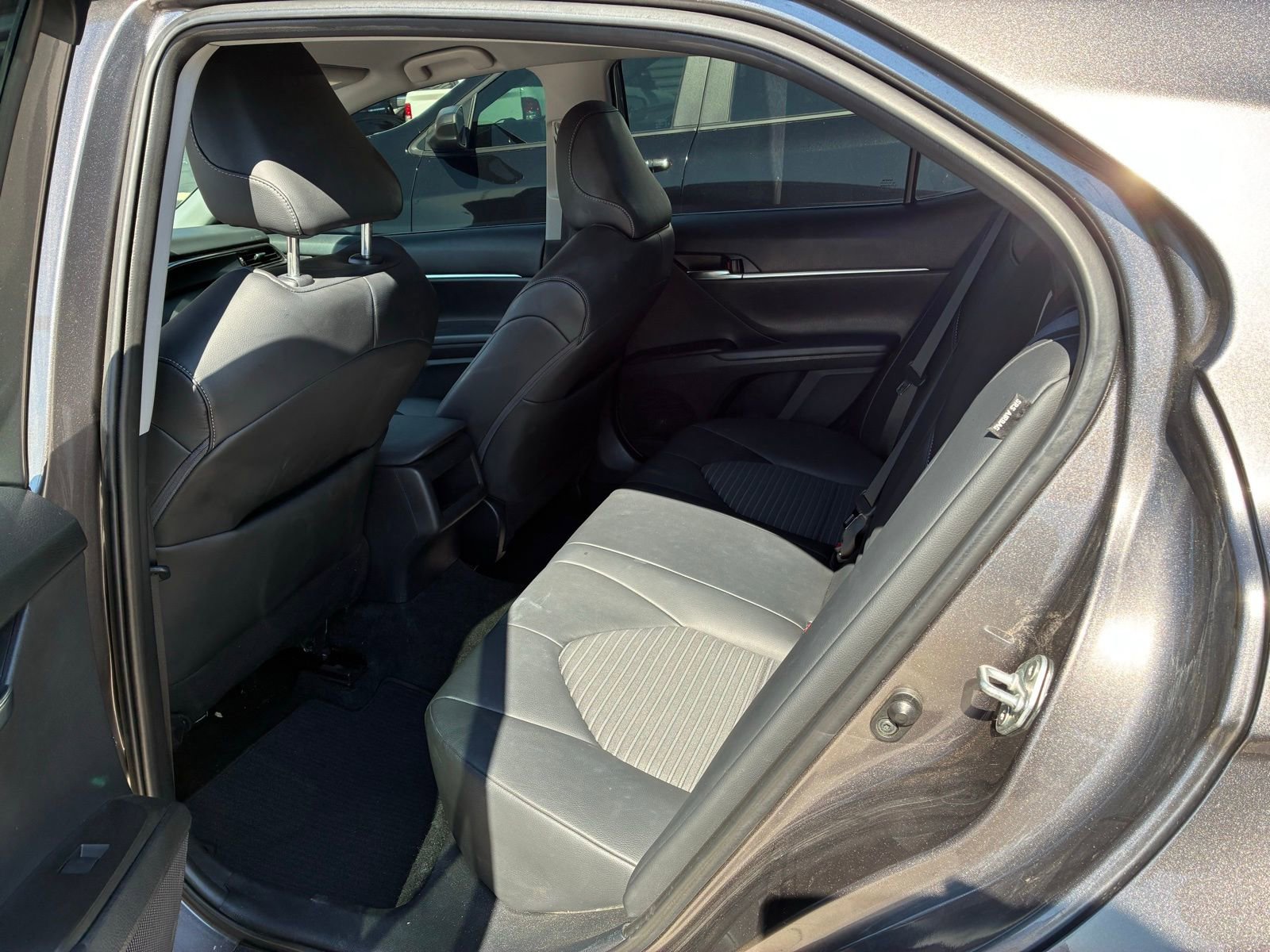 Used 2022 Toyota Camry SE w/ Convenience Package FWD image 3