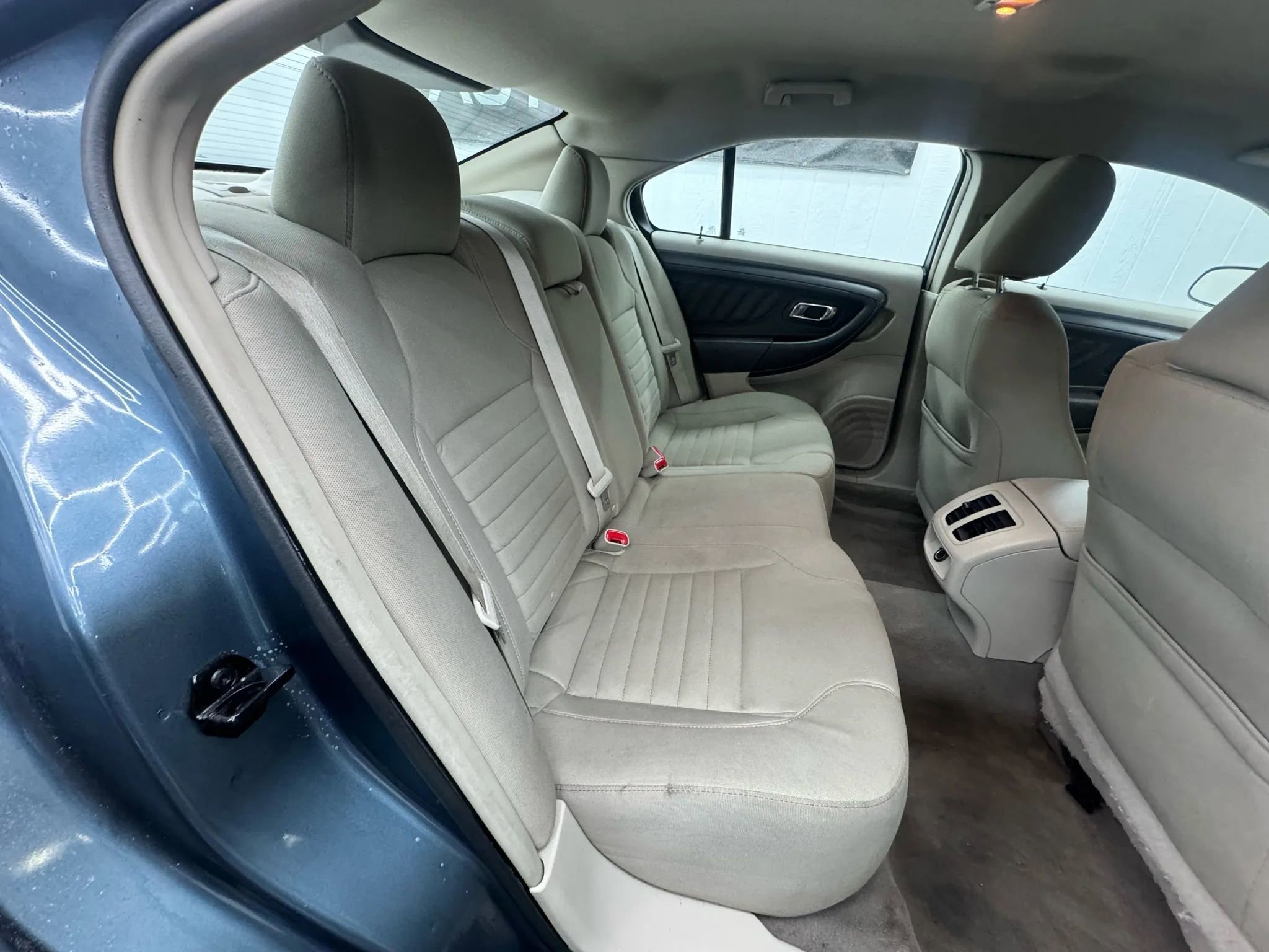 Used 2010 Ford Taurus SE image 7
