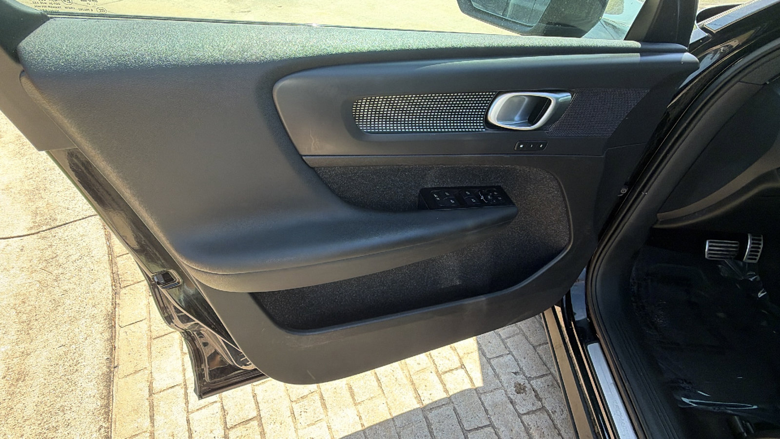 Used 2022 Volvo XC40 P8 Recharge Plus AWD/4WD image 14