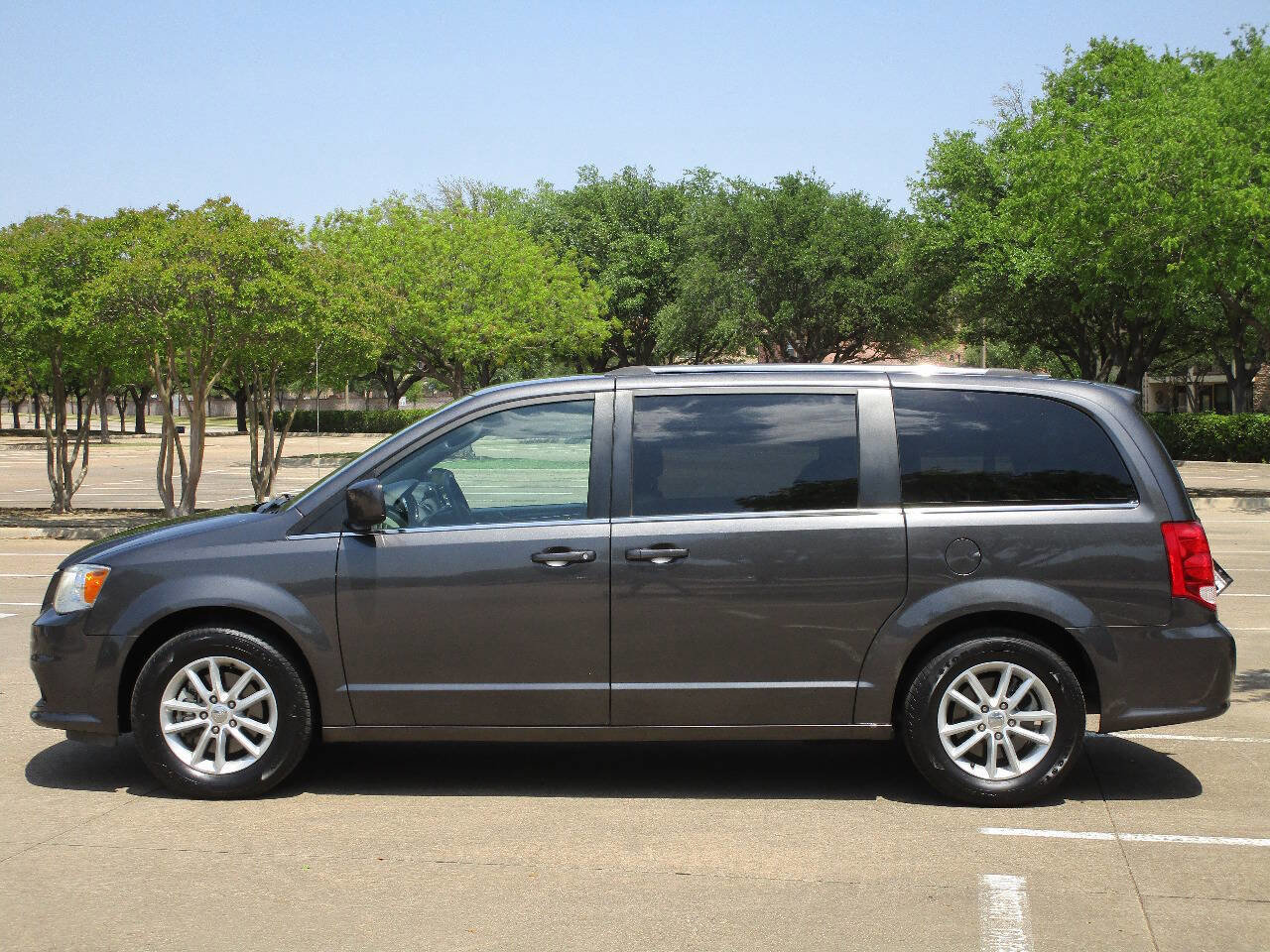 Used 2019 Dodge Grand Caravan SXT image 2