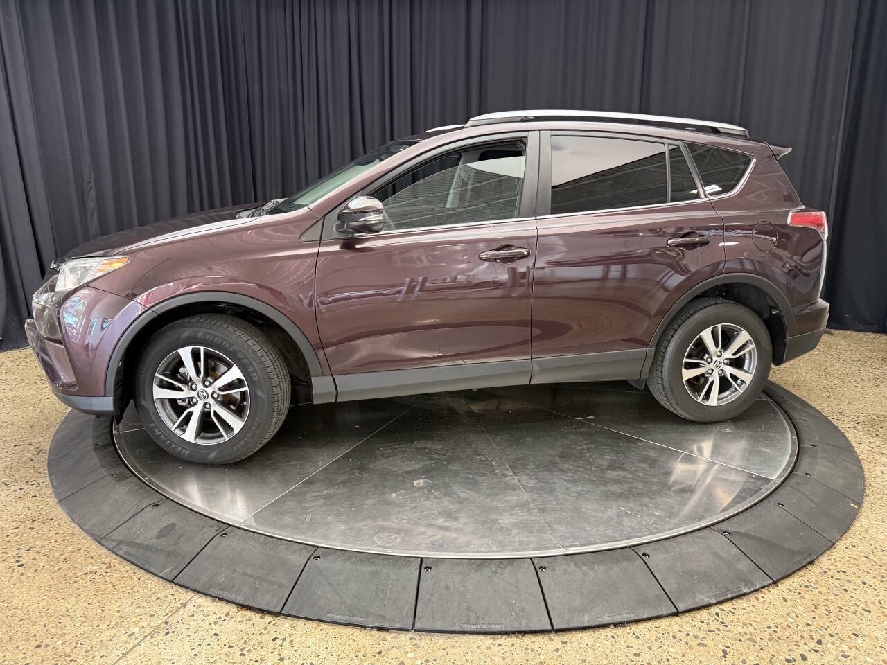 Used 2017 Toyota RAV4 XLE AWD/4WD image 14