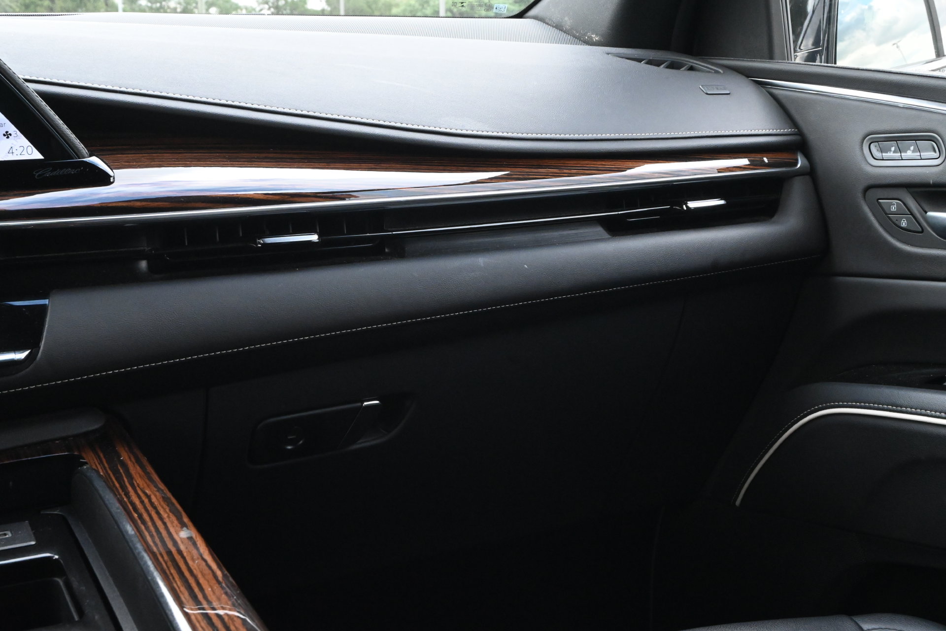 Certified 2022 Cadillac Escalade ESV Luxury RWD image 8