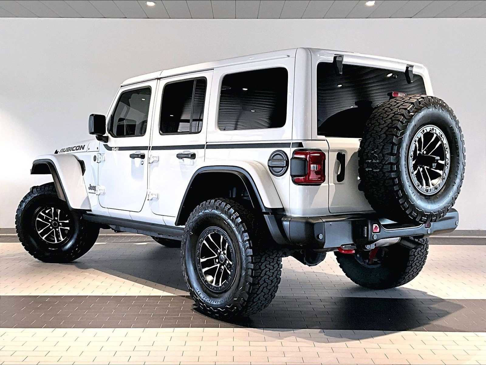 Used 2025 Jeep Wrangler Unlimited Rubicon AWD/4WD image 3