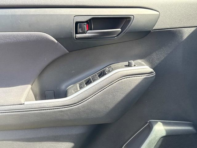 Used 2024 Toyota Highlander LE image 27