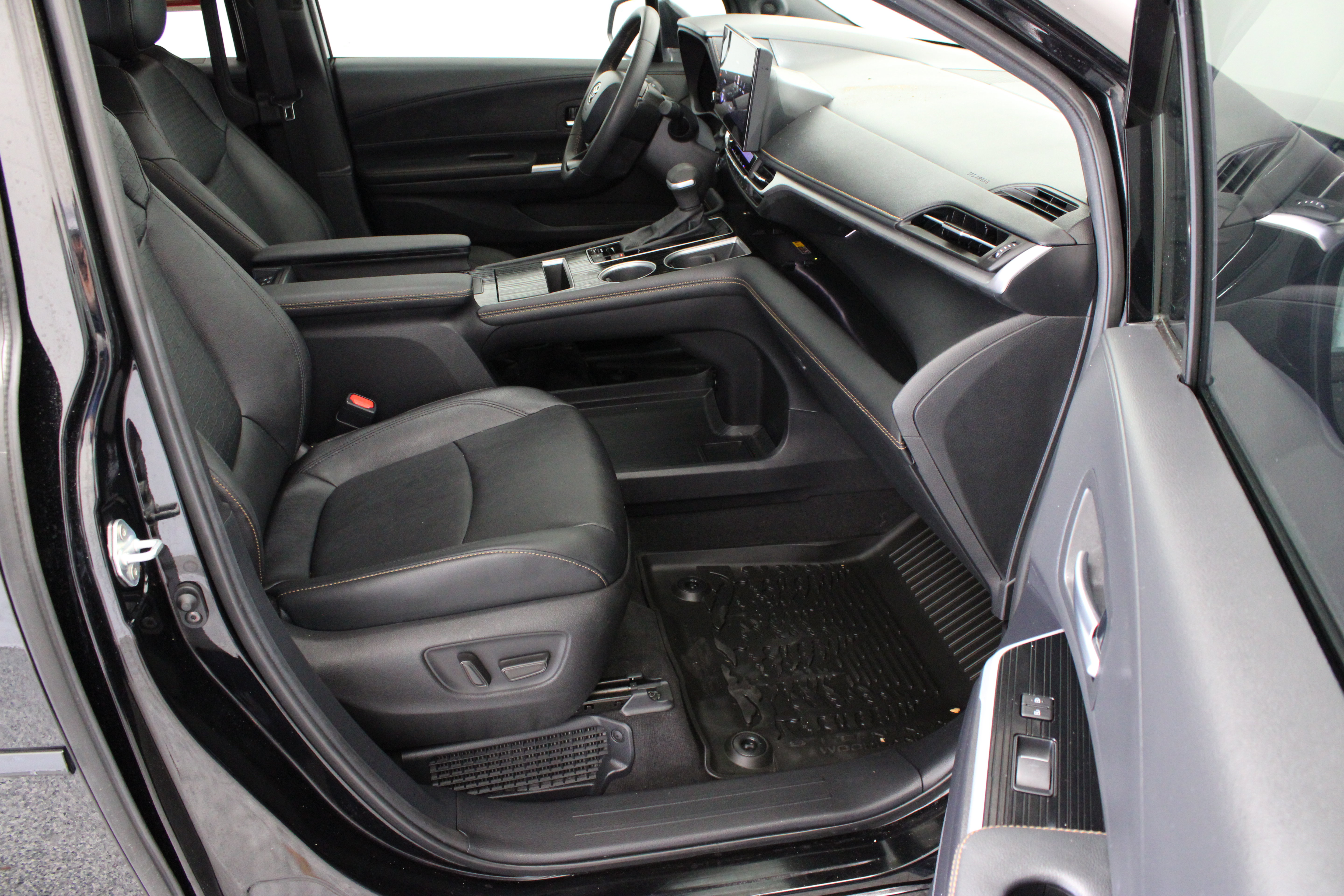 Certified 2025 Toyota Sienna XLE Woodland Edition AWD/4WD image 39