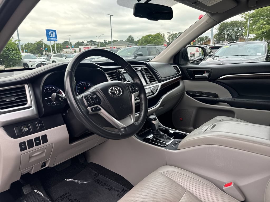 Used 2015 Toyota Highlander Limited AWD/4WD image 16