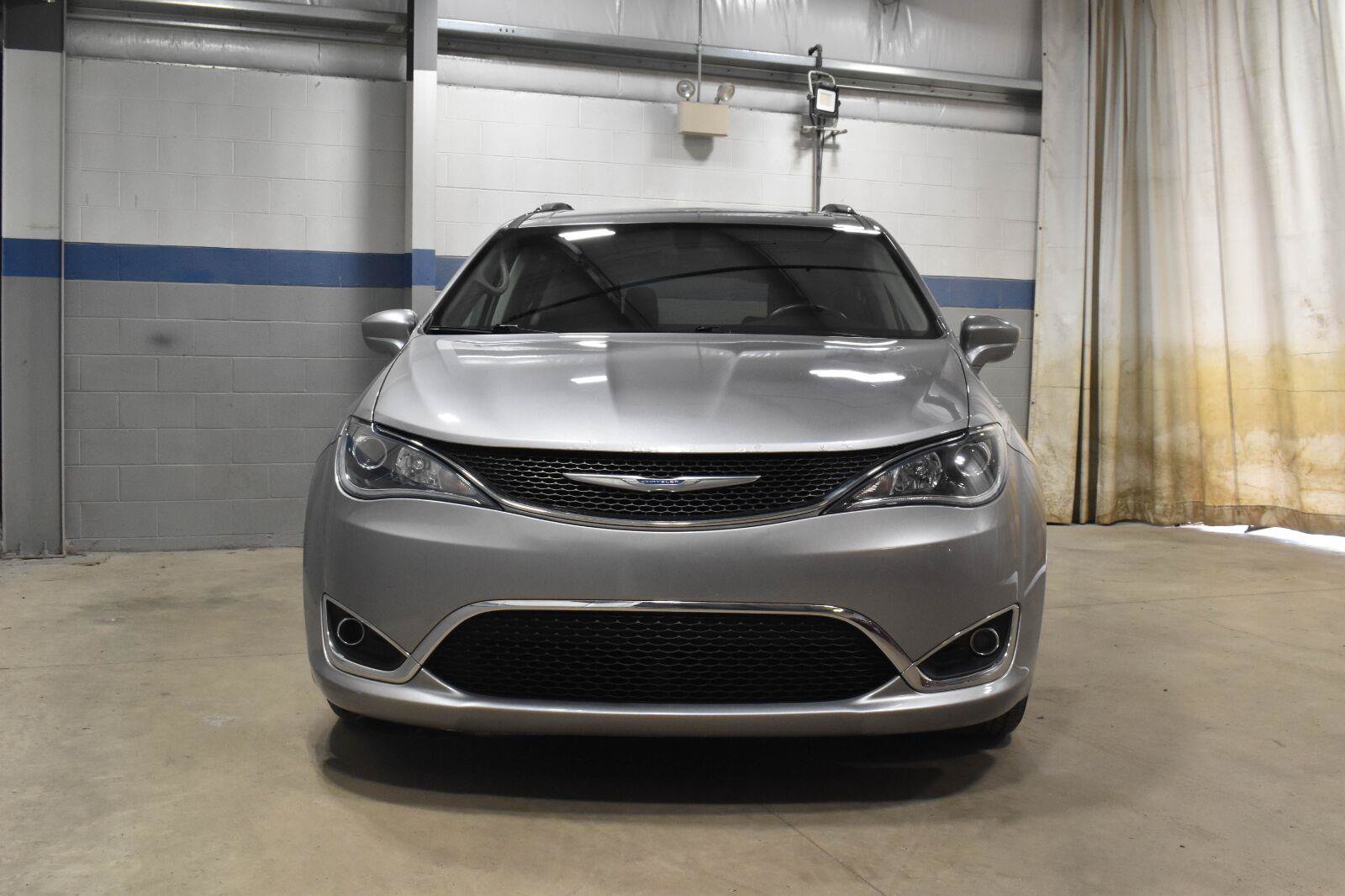 Used 2018 Chrysler Pacifica Touring-L FWD image 28