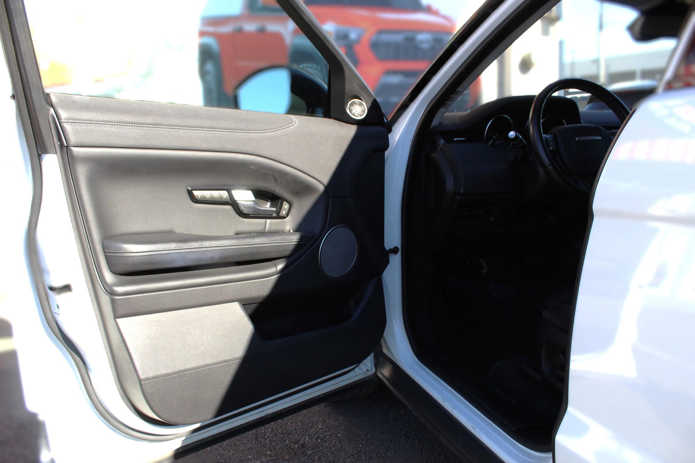 Used 2018 Land Rover Range Rover Evoque SE Sport Utility 4D image 13