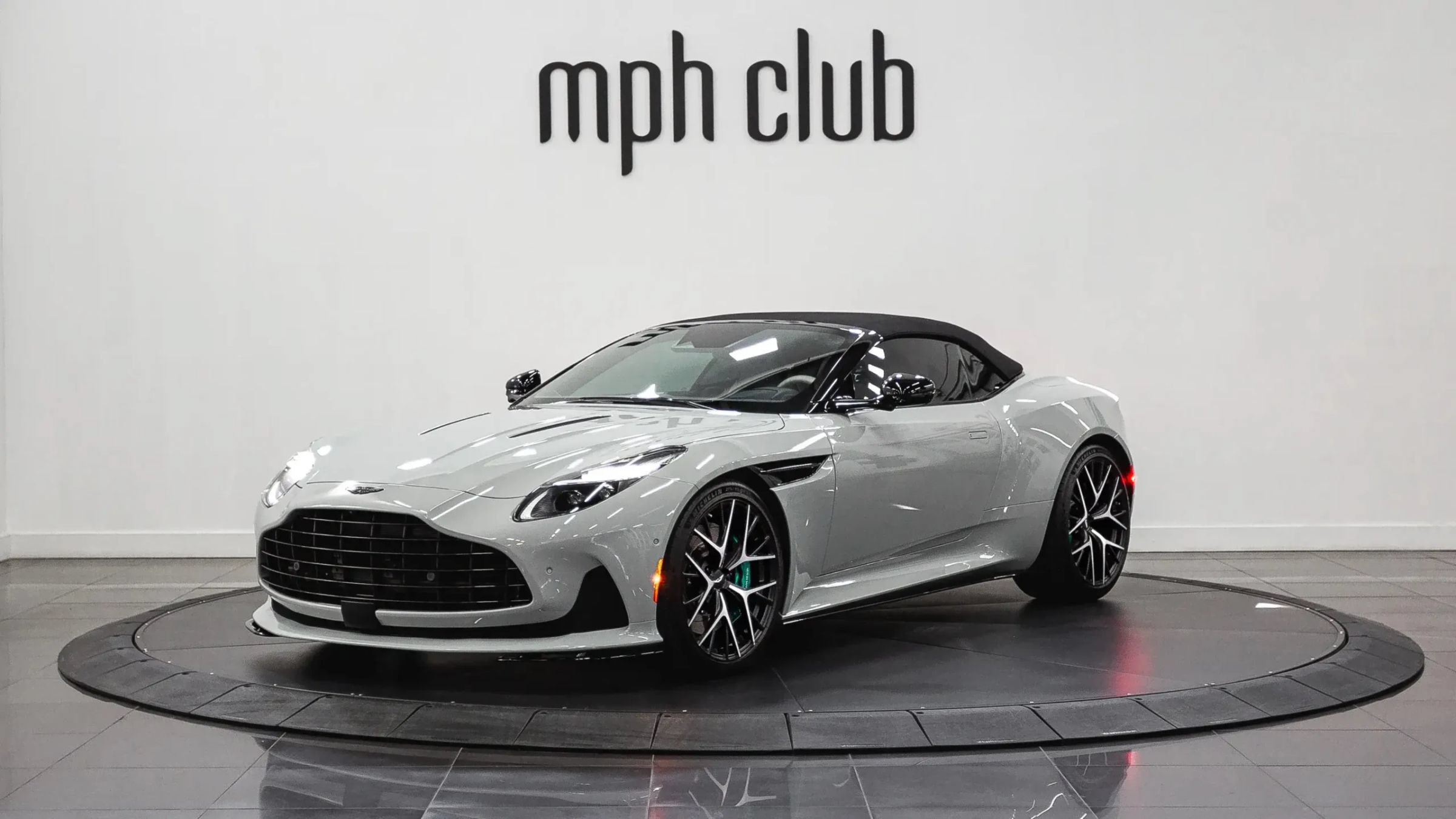 Used 2024 Aston Martin DB12 Convertible RWD image 10