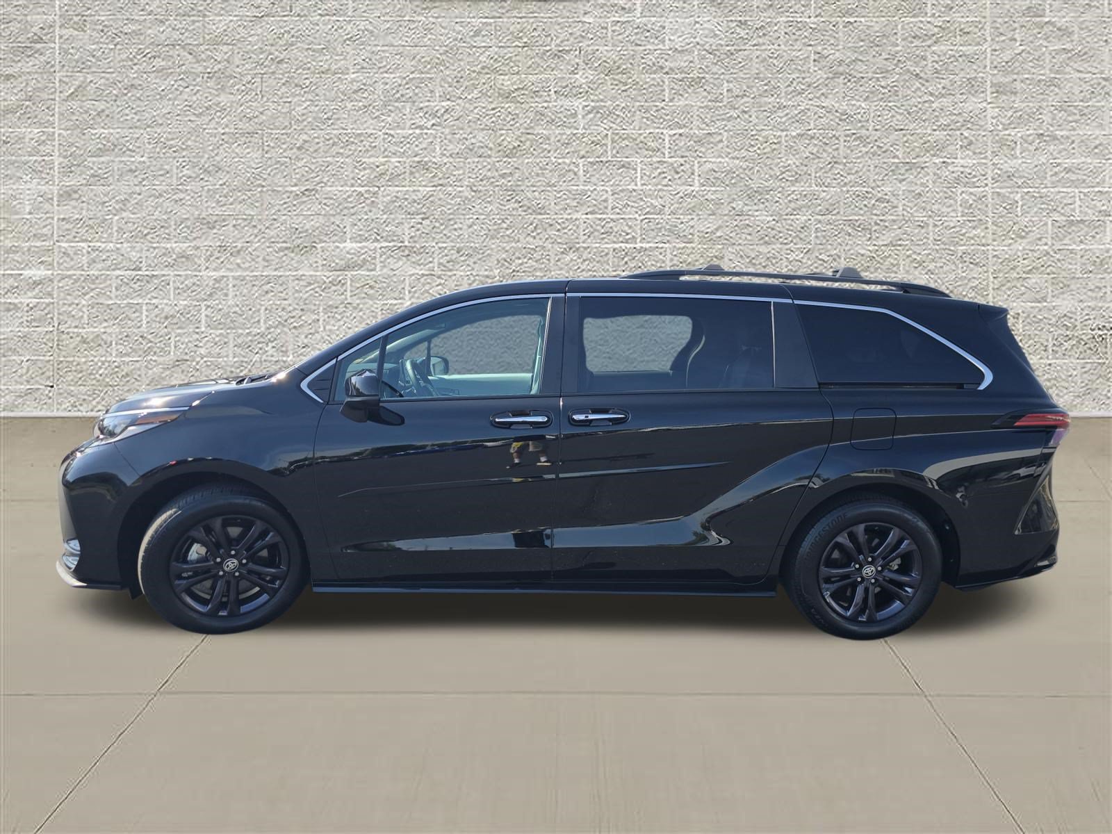 Used 2024 Toyota Sienna XSE w/ XSE Plus Package AWD/4WD image 4