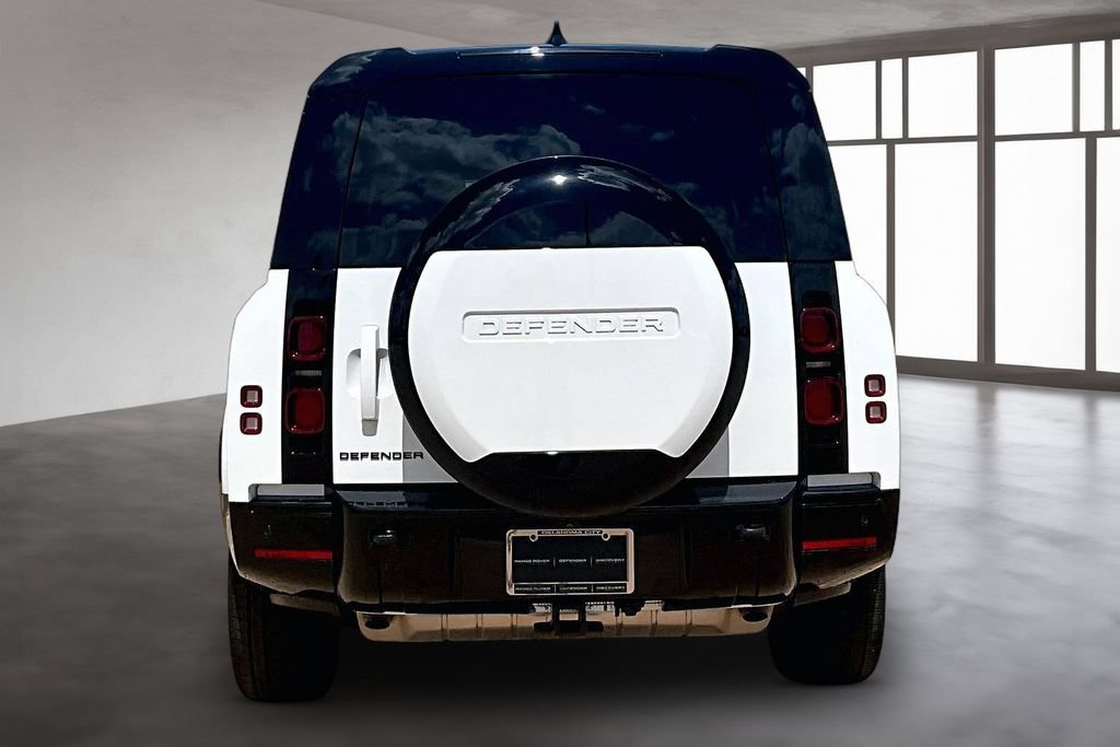 Certified 2025 Land Rover Defender 130 X-Dynamic SE AWD/4WD image 4