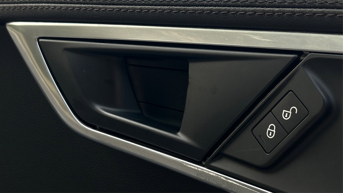 Used 2018 Jaguar F-TYPE Convertible image 38