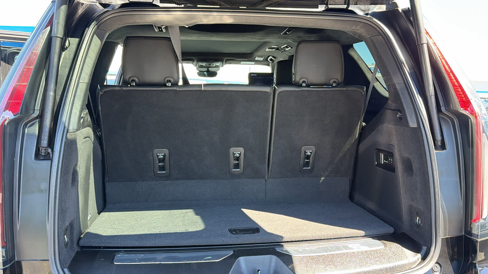 Used 2023 Cadillac Escalade Sport Platinum w/ Heavy-Duty Trailer Package AWD/4WD image 27