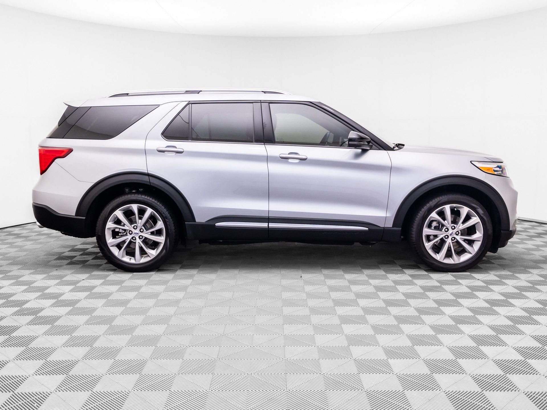 Used 2023 Ford Explorer Platinum w/ Technology Package AWD/4WD image 6