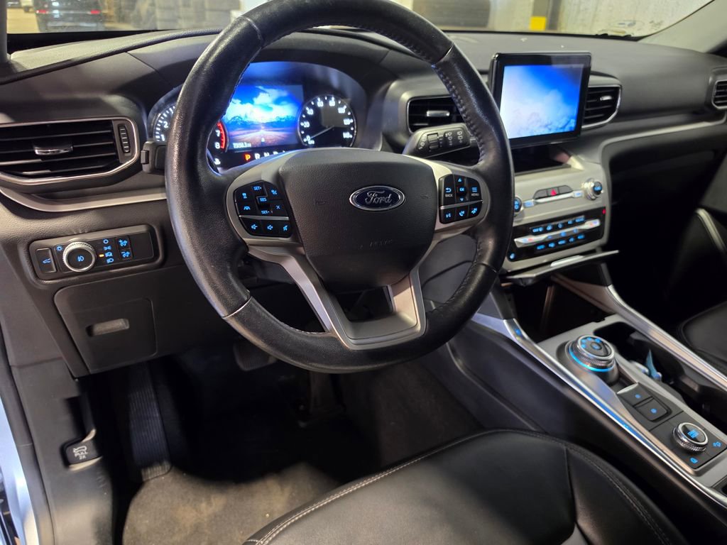 Used 2022 Ford Explorer XLT w/ Equipment Group 202A AWD/4WD image 4
