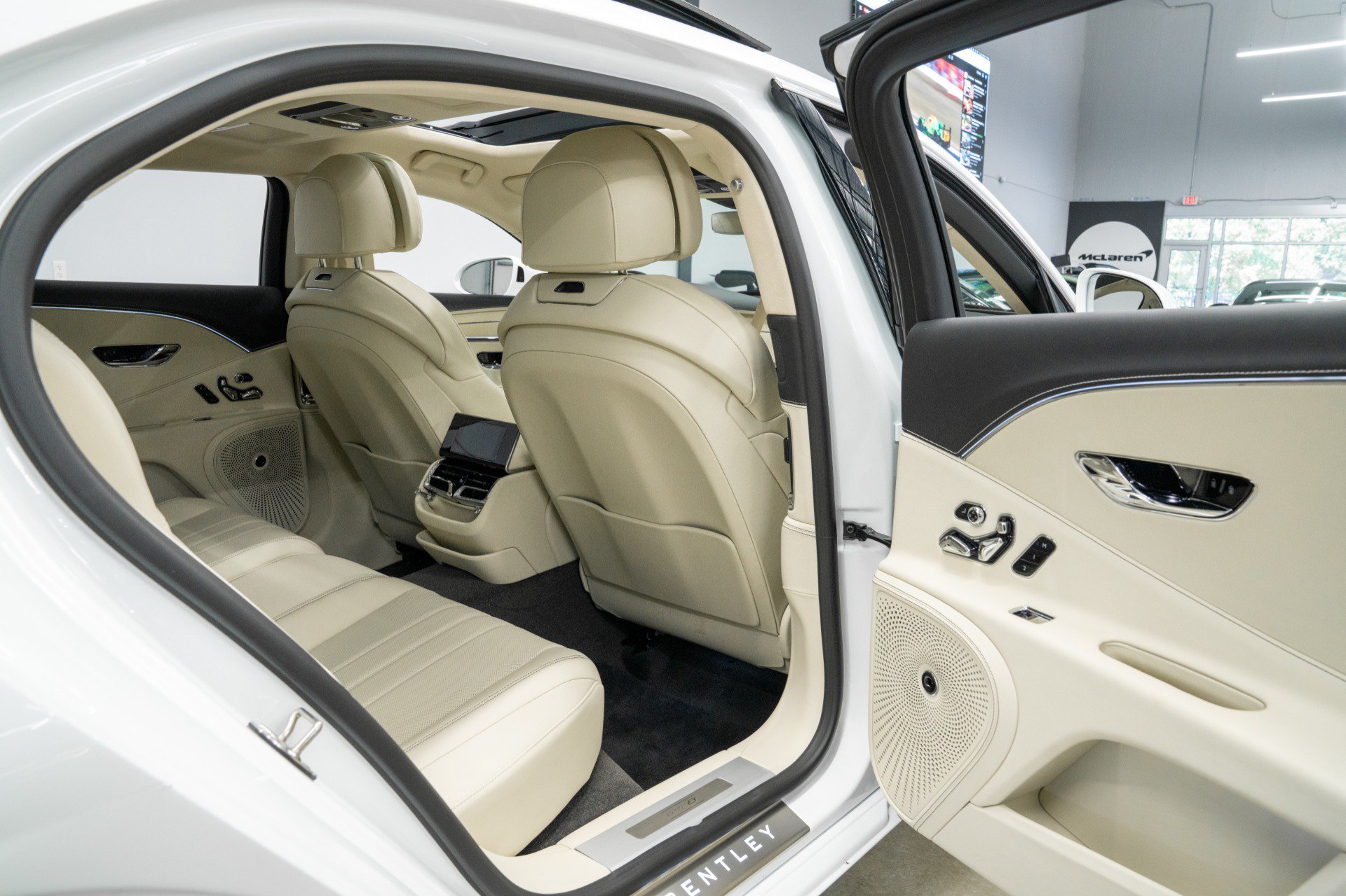 Used 2024 Bentley Flying Spur V8 AWD/4WD image 27
