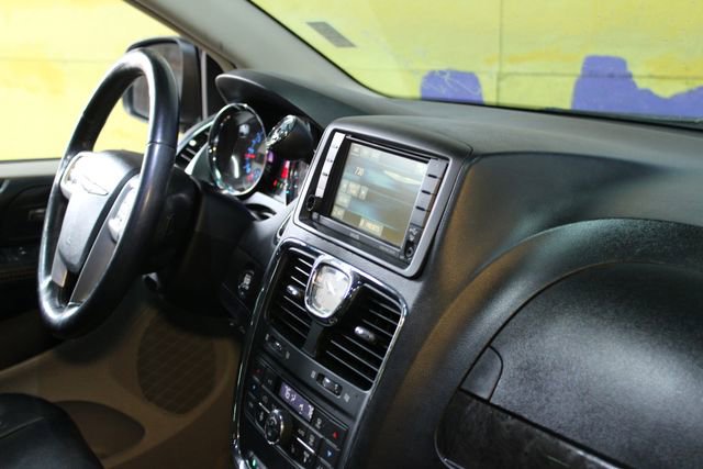 Used 2016 Chrysler Town & Country Touring w/ Driver Convenience Group image 12