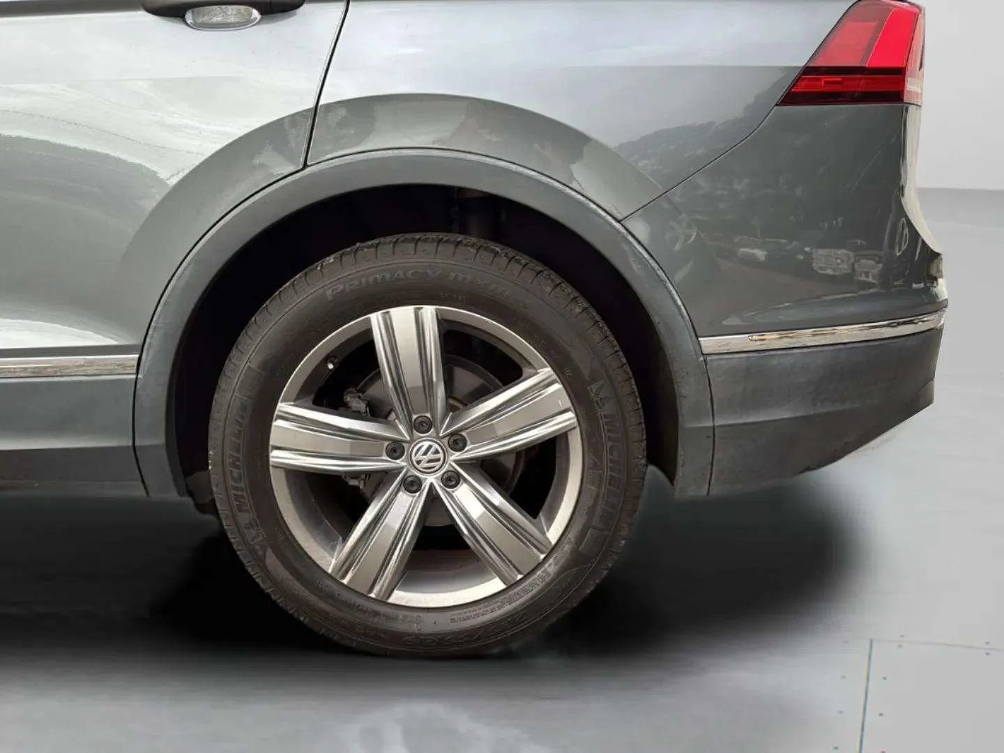 Used 2021 Volkswagen Tiguan SEL FWD image 31