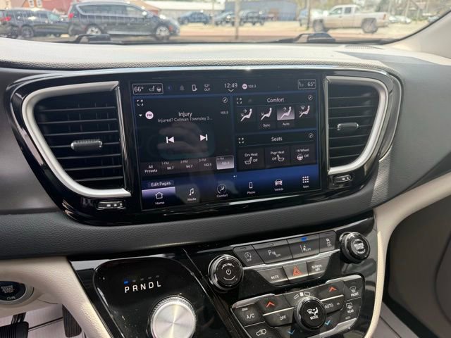 Used 2023 Chrysler Pacifica Touring-L image 15