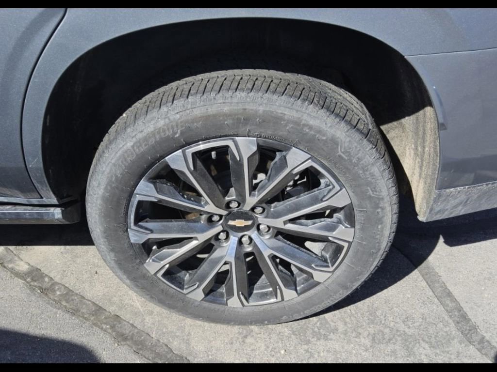 Used 2025 Chevrolet Tahoe High Country AWD/4WD image 3