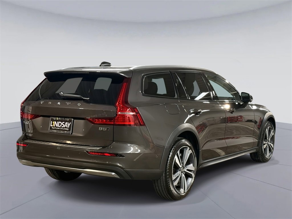 Used 2023 Volvo V60 B5 Cross Country Plus w/ Climate Package image 10