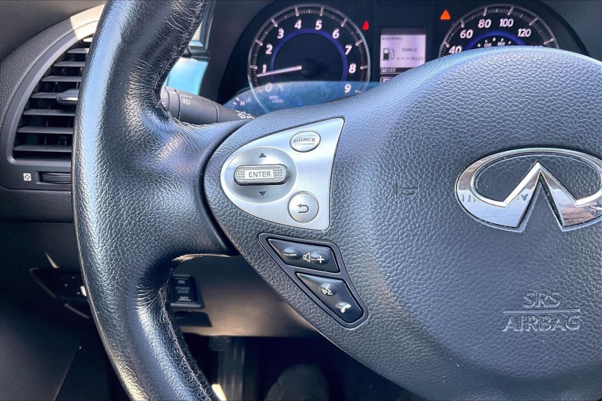 Used 2017 INFINITI QX70 AWD w/ Premium Package image 18