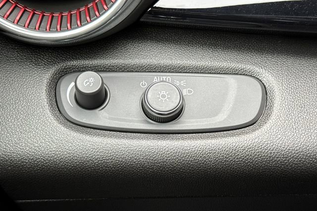 Used 2025 Chevrolet Trax RS w/ Sunroof Package FWD image 42