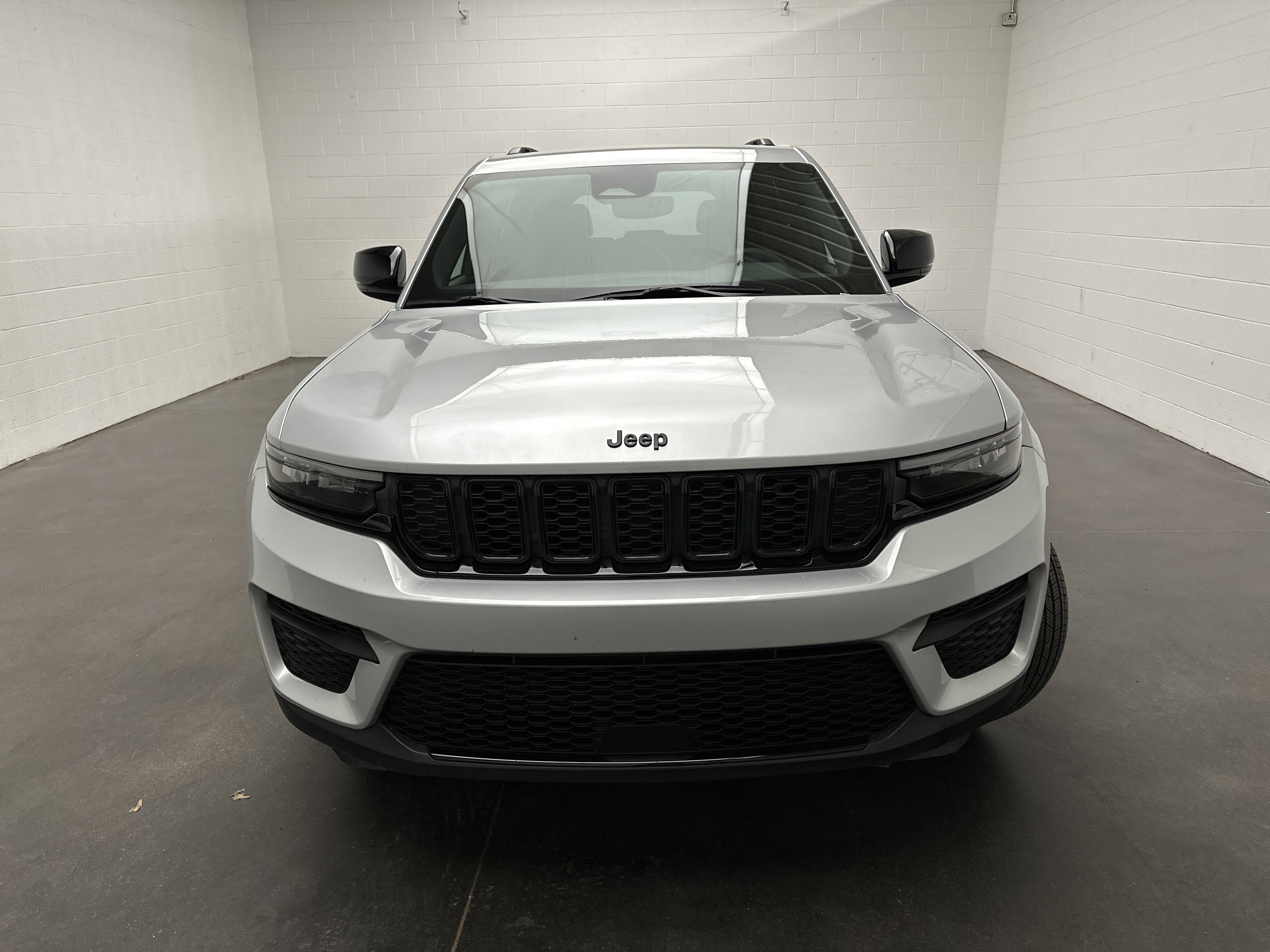 Used 2024 Jeep Grand Cherokee Altitude AWD/4WD image 3