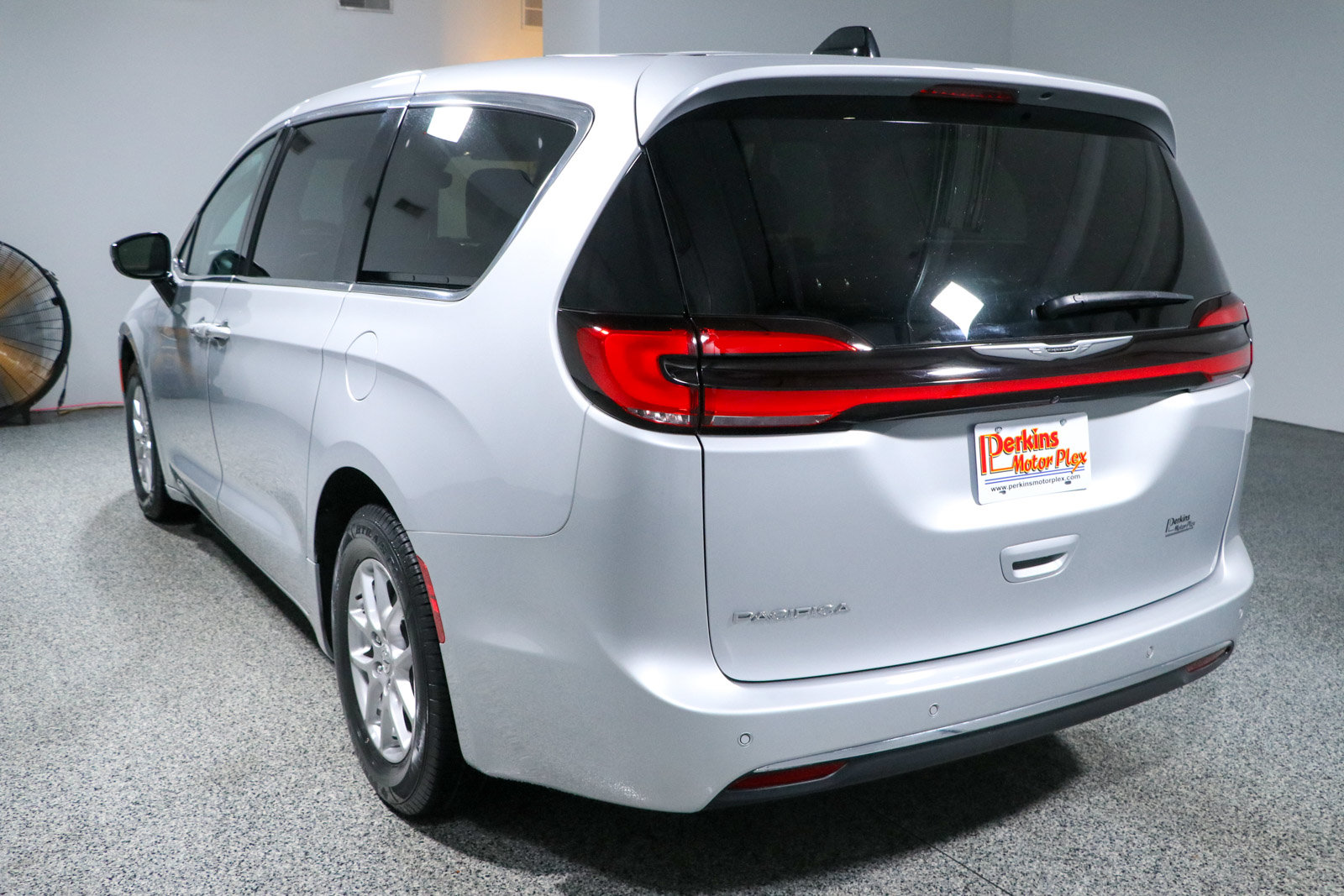 Used 2024 Chrysler Pacifica Touring-L FWD image 9