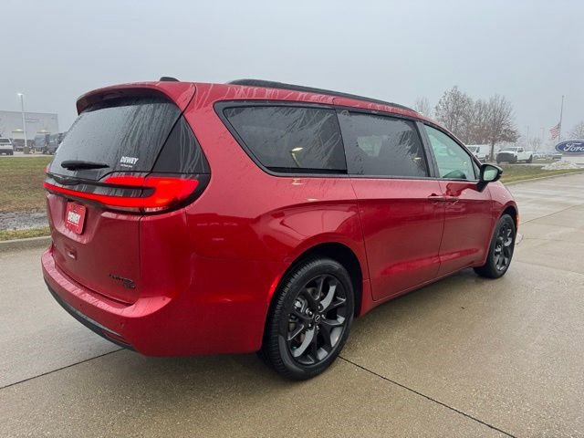 New 2026 Chrysler Pacifica Limited w/ S Appearance Package image 7