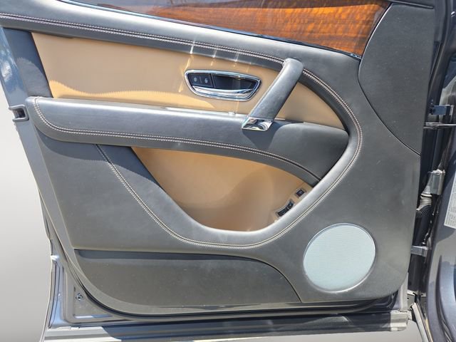 Used 2018 Bentley Bentayga Activity image 16