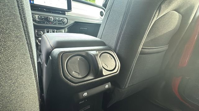 Used 2025 Jeep Wrangler Unlimited Sahara AWD/4WD image 24