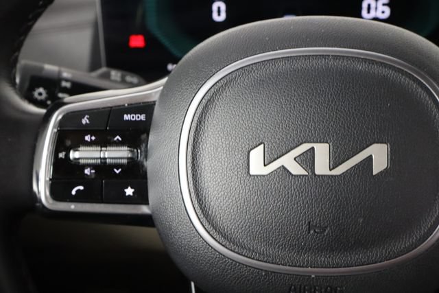 Used 2025 Kia Carnival FWD image 8
