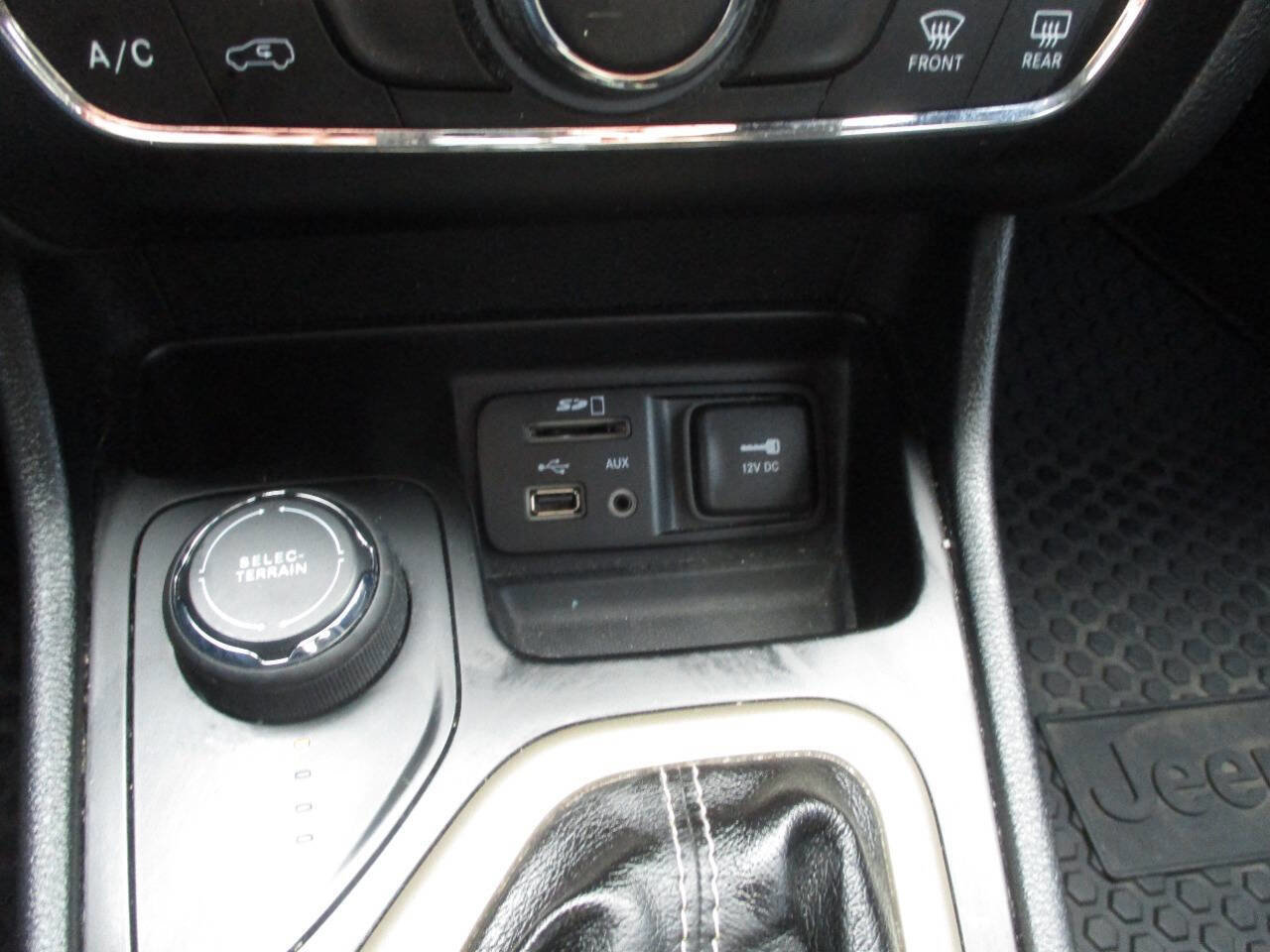 Used 2016 Jeep Cherokee Latitude w/ Cold Weather Group image 24