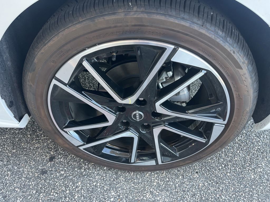 Used 2025 Nissan Sentra SR w/ SR Premium Package image 30