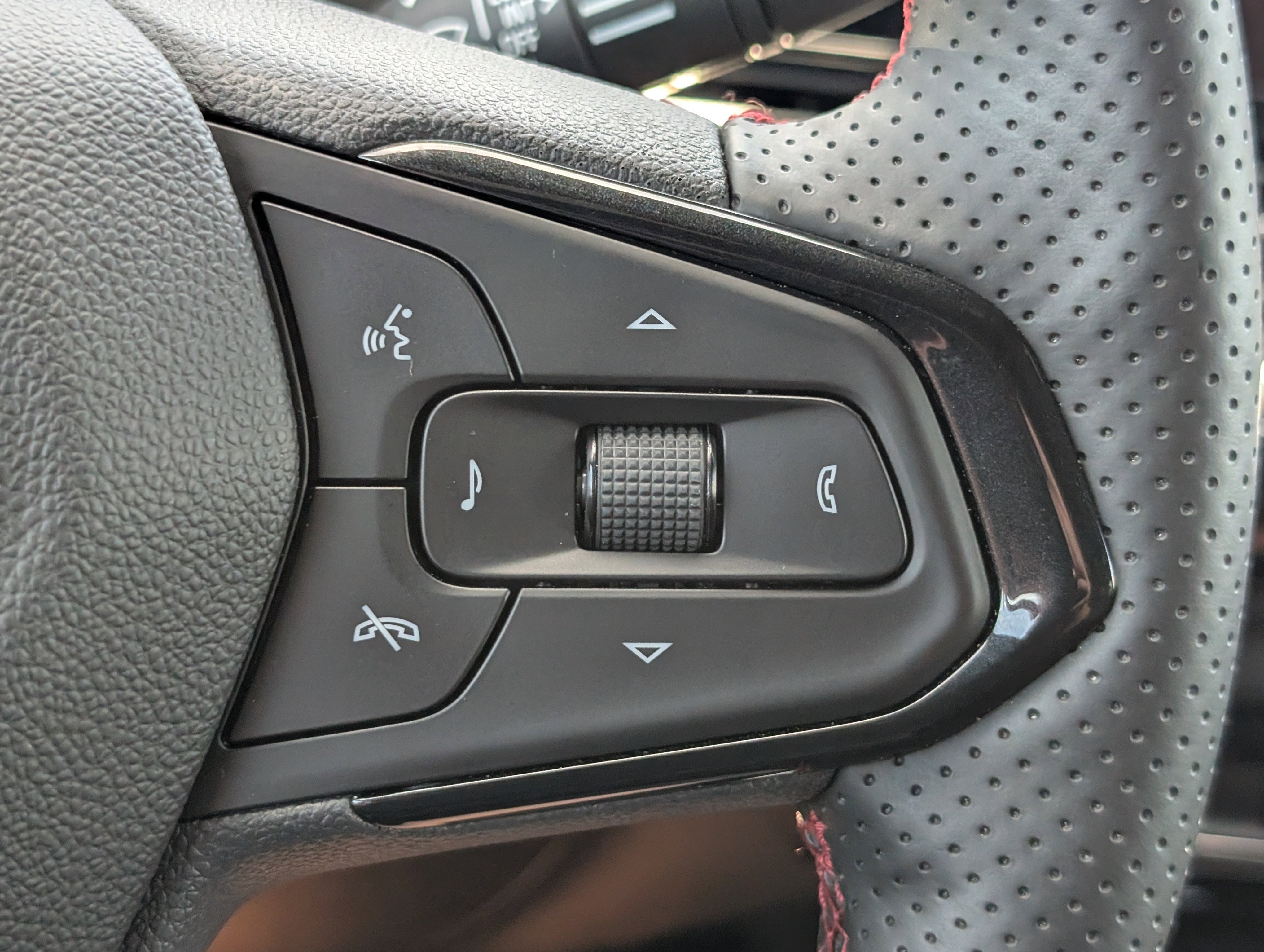 Used 2025 Chevrolet Trax RS w/ Sunroof Package FWD image 24
