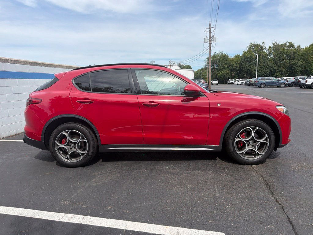 Used 2022 Alfa Romeo Stelvio Ti AWD/4WD image 6