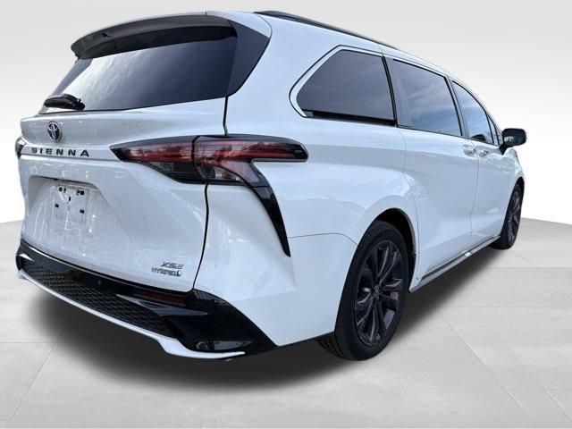 Used 2022 Toyota Sienna XSE image 7