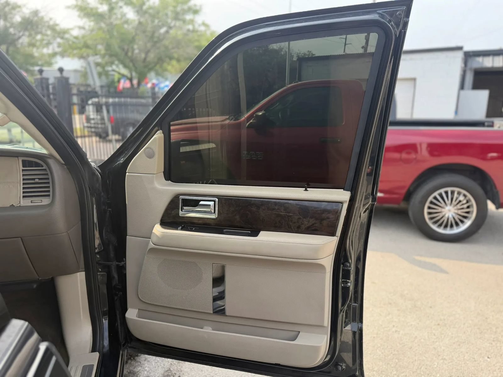 Used 2015 Lincoln Navigator 4WD image 9