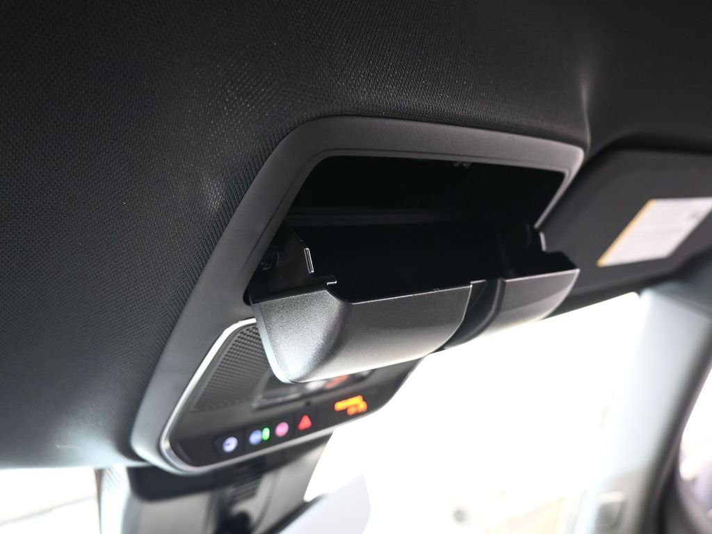 Used 2025 Chevrolet Traverse High Country image 36