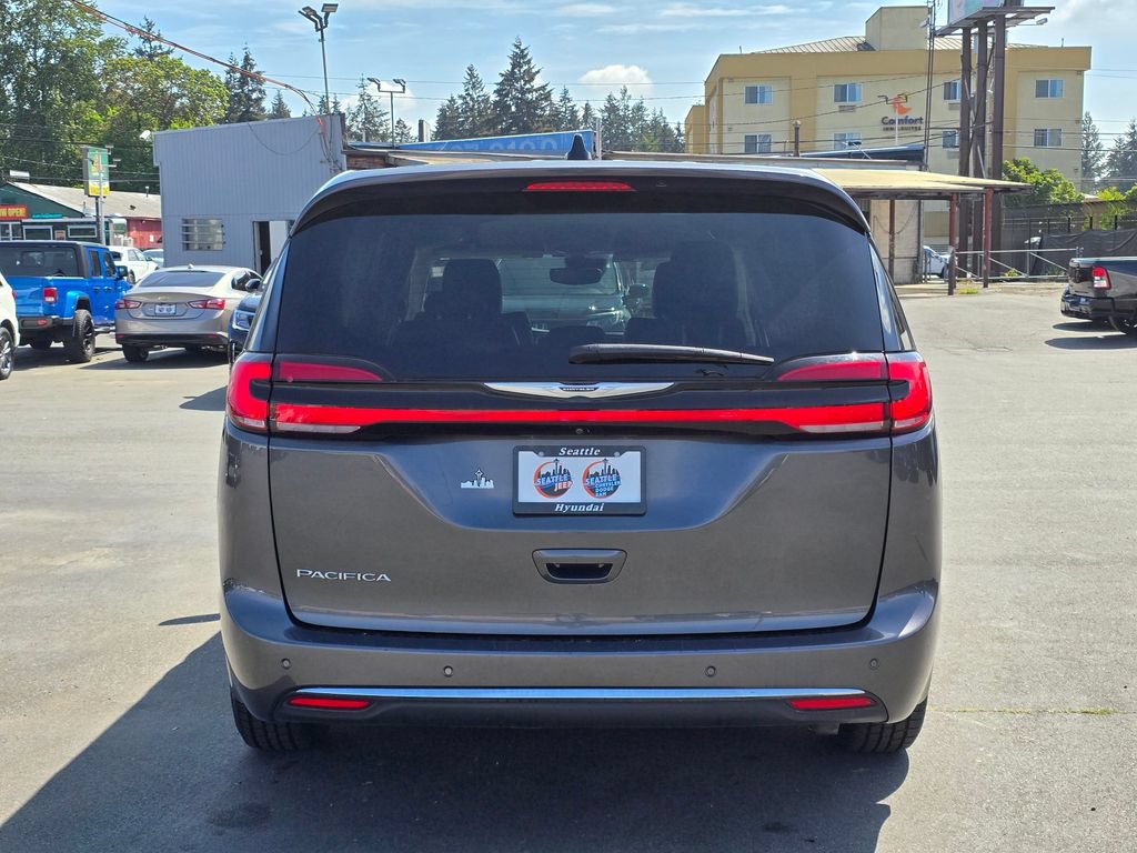 Used 2023 Chrysler Pacifica Touring-L FWD image 7
