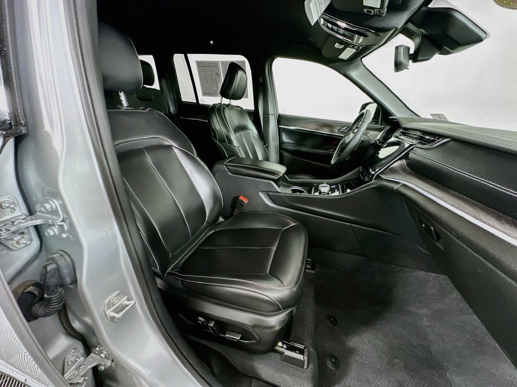 Certified 2024 Jeep Grand Cherokee Limited w/ Black Appearance Package AWD/4WD image 40