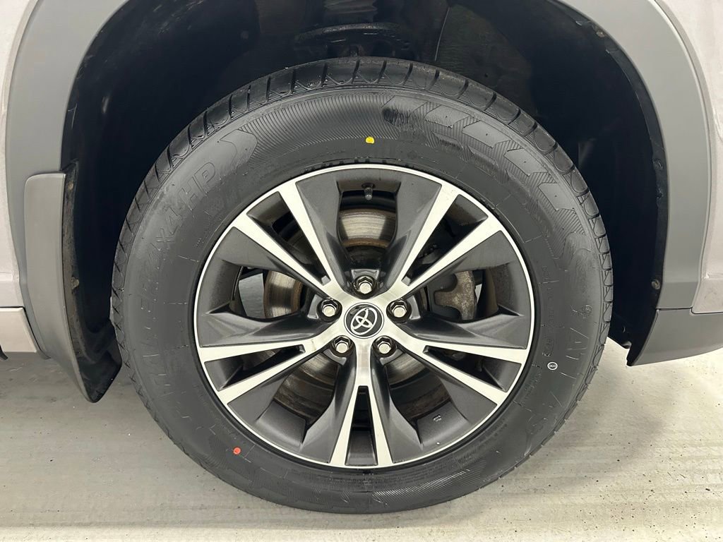 Used 2018 Toyota Highlander Plus w/ Carpet Mat Package (TMS) AWD/4WD image 58