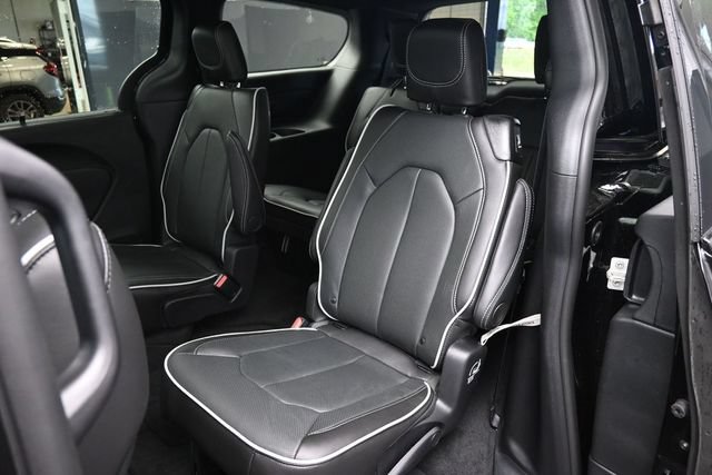 New 2027 Chrysler Pacifica Limited FWD image 11