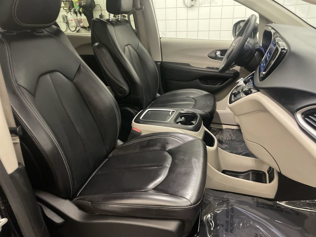Used 2023 Chrysler Pacifica Touring-L FWD image 20