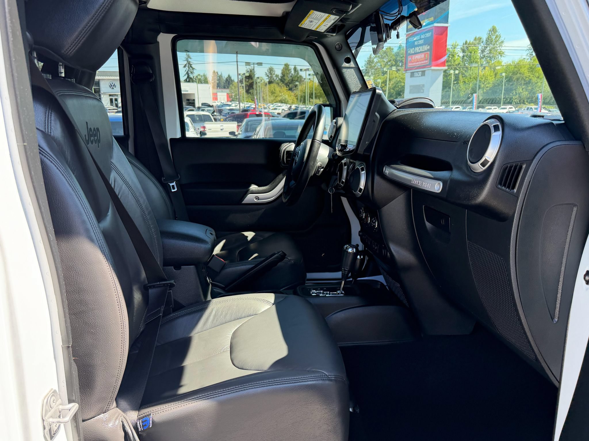 Used 2017 Jeep Wrangler Unlimited Rubicon w/ Connectivity Group AWD/4WD image 17