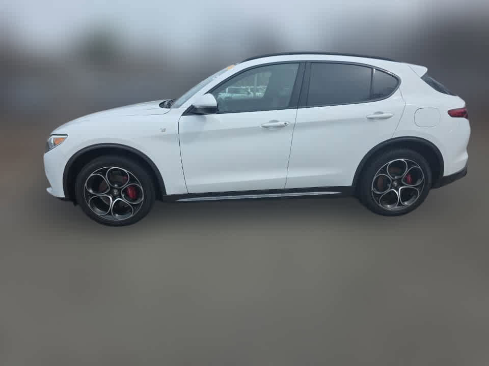 Used 2023 Alfa Romeo Stelvio Ti image 2