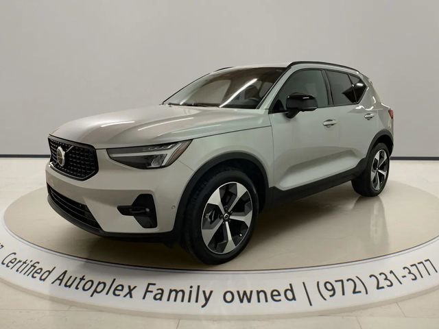 Used 2025 Volvo XC40 B5 Plus AWD/4WD image 1